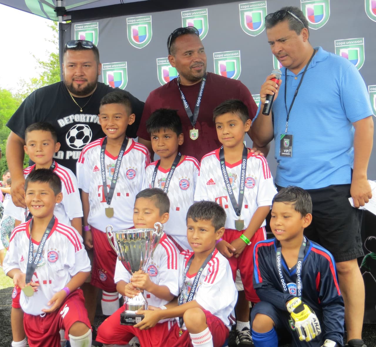 Estos fueron los campeones del primer día del torneo Copa Univision Chicago 2015 y así festejaron.