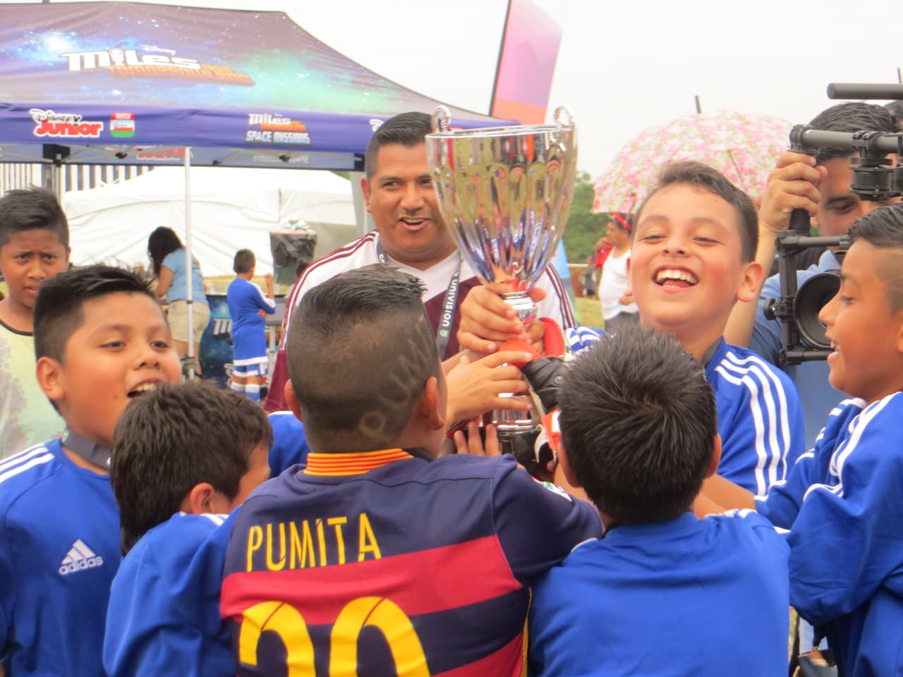 Estos fueron los campeones del primer día del torneo Copa Univision Chicago 2015 y así festejaron.