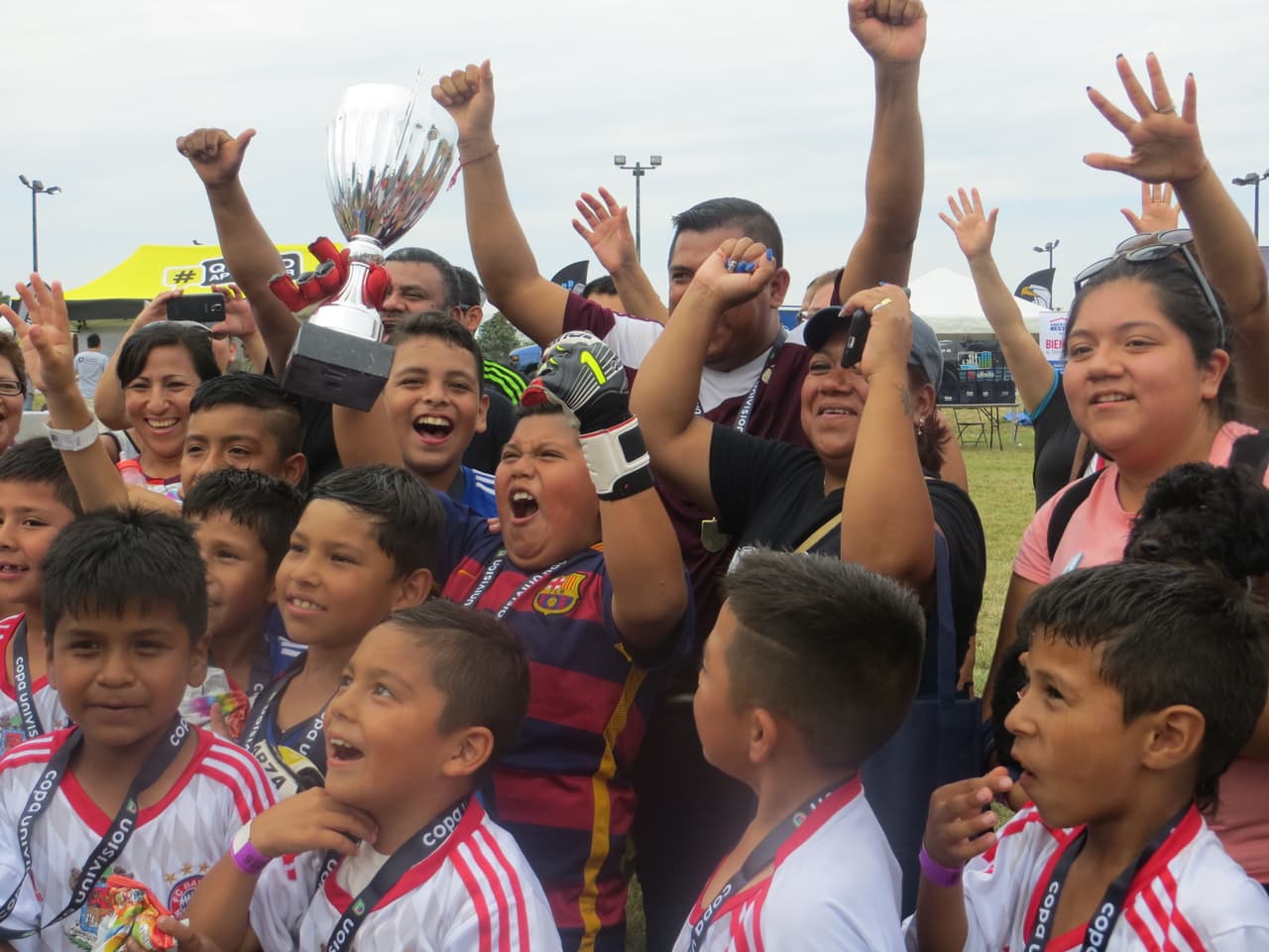 Estos fueron los campeones del primer día del torneo Copa Univision Chicago 2015 y así festejaron.