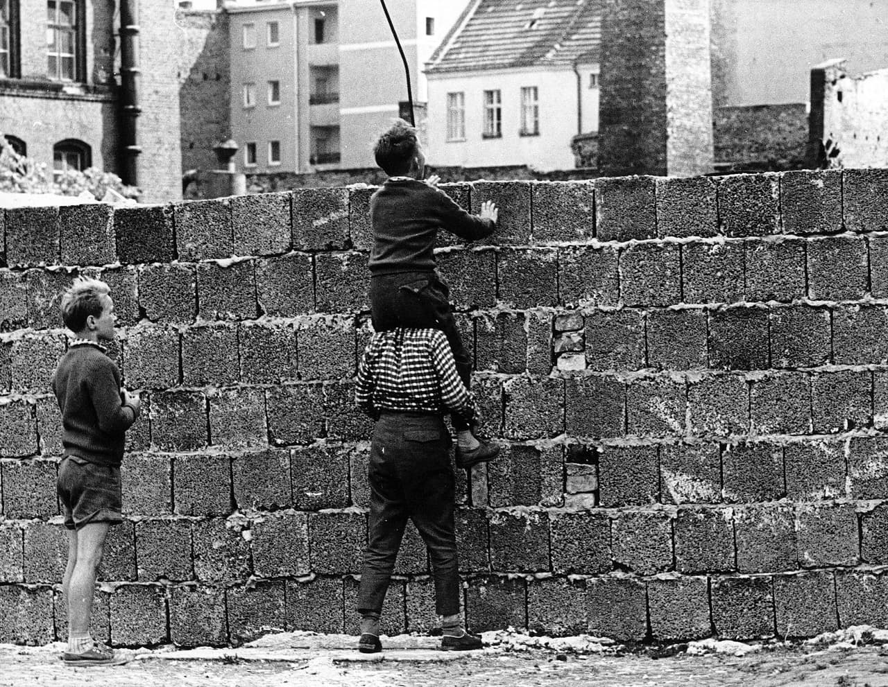 Niños curiosos de Berlín occidental intentan mirar al lado oriental del muro en el distrito Wedding, el 23 de agosto de 1961.