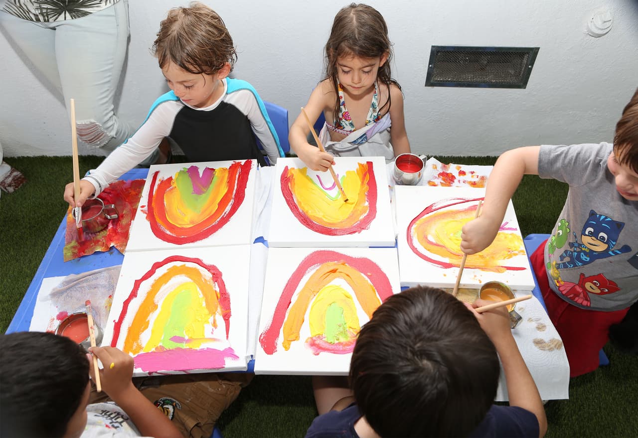 Las actividades de los campistas pueden incluir artes y manualidades, estudio de la naturaleza, juegos y deportes, además de juegos al aire libre.