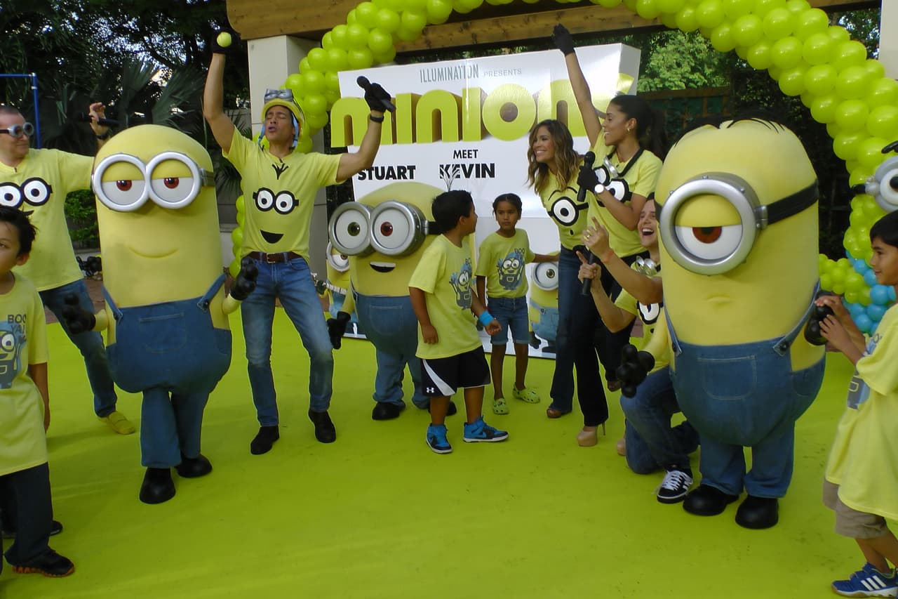 Chicos y grandes divirtiéndose en la fiesta de Bruce