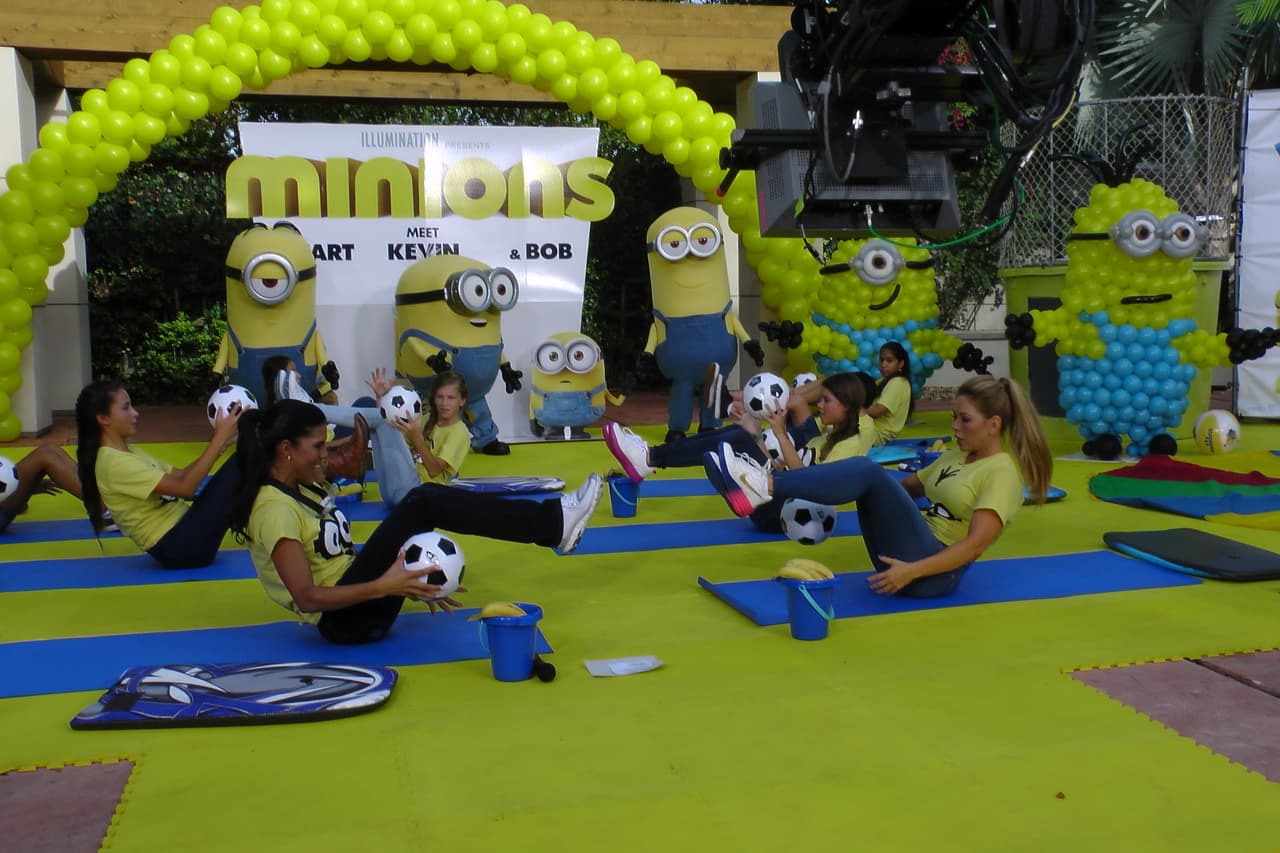 Francisca, Claudia y los niños divirtiéndose mientras se ejercitan.