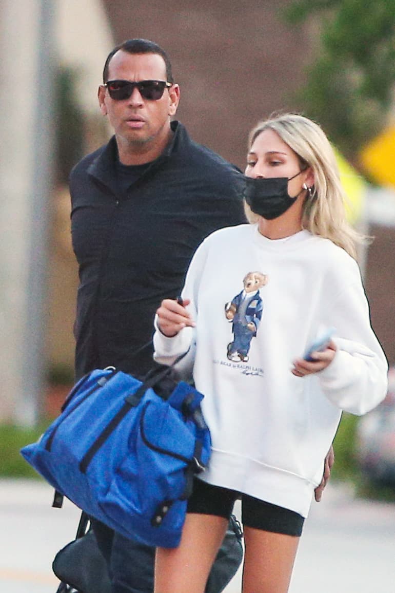 En las imágenes se ve que ambos caminan rumbo al gimnasio, cada uno cargando una pequeña maleta.
<br>
<br>