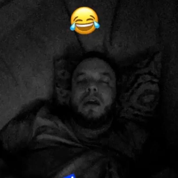 Nueve días después Claudia Galván, la exesposa de Lorenzo y madre de su hija Victoria, publicó una fotografía donde se le ve dormido plácidamente en el sofá de su casa, en Texas.