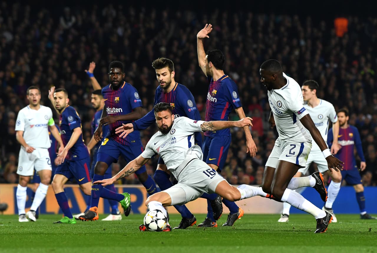 Los 'Blues' seguían buscando el empate con Olivier Giroud, que con este remate llevaba peligro al área de ter Stegen.