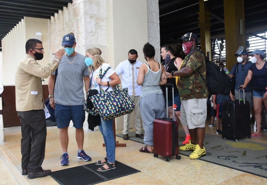 Toman la temperatura a los turistas evacuados de un hotel en Puerto Morelos, Quintana Roo.