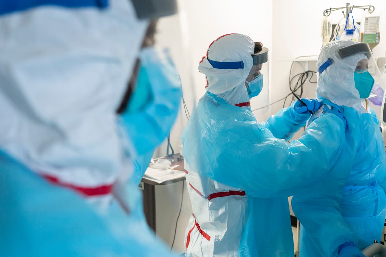 No vacunados y variantes del coronavirus serían causa de aumento de casos en Miami-Dade: presidente de Jackson Health