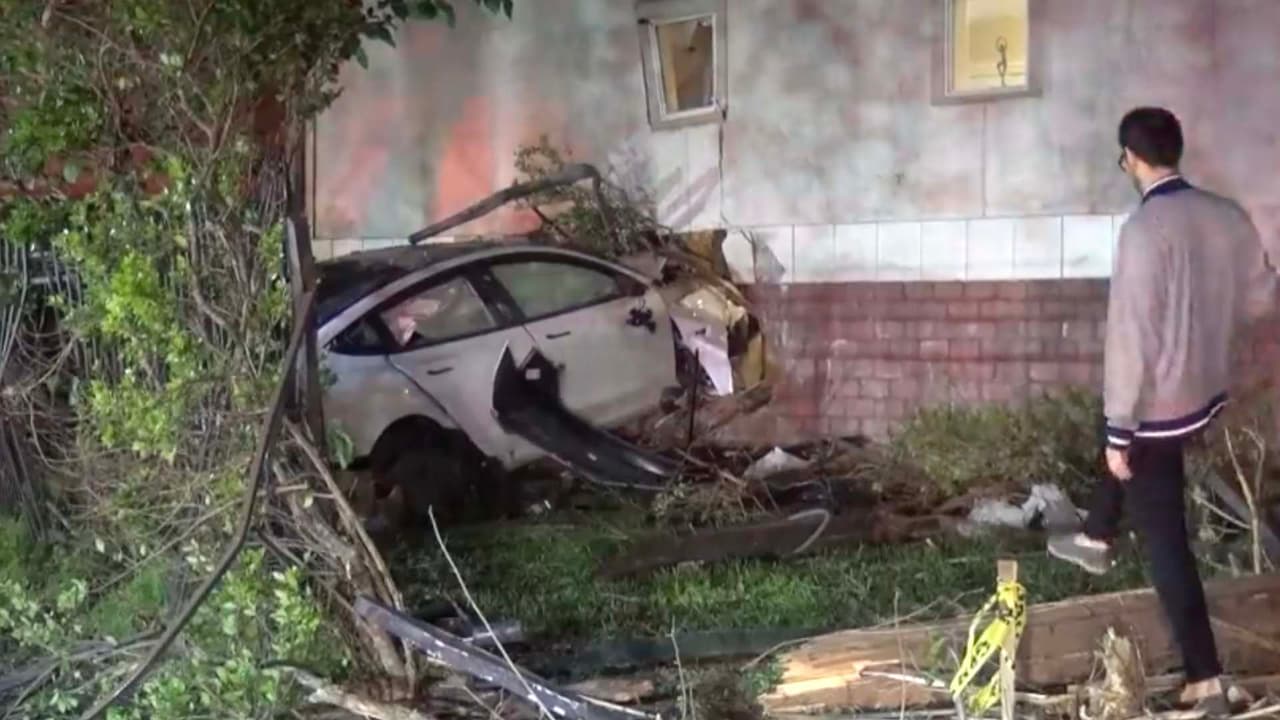 Conductor en estado de ebriedad choca su Tesla contra una casa en Midtown: se intentó dar a la fuga