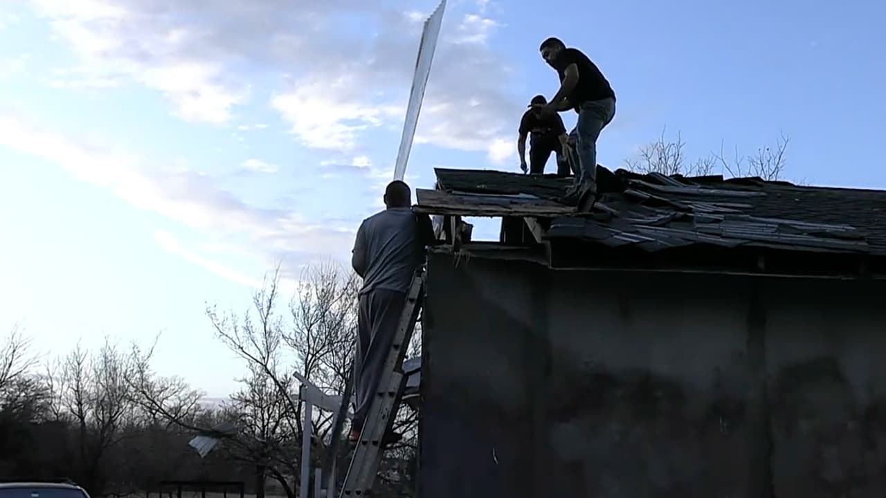En Bowie, los residentes
<b>levantan los escombros de sus viviendas</b> que fueron destruidas tras el paso de un posible tornado.