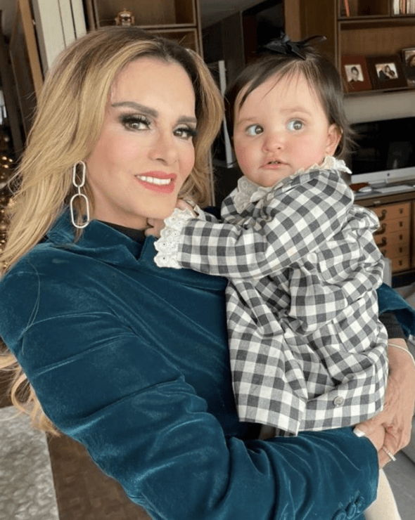 Sobre su faceta como abuela, la actriz se considera "barco y muy consentidora" con su nieta Victoria y pronto también lo será con su 
<b><a href="https://www.univision.com/famosos/edad-lucia-mendez-abuela-segunda-ocasion">segunda nieta, Isabella</a></b>, quien nacerá en agosto o septiembre.
<br>