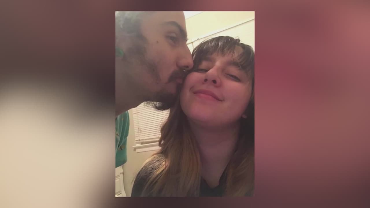 La mujer también habló a medios locales y exigió justicia tras el asesinato del joven.