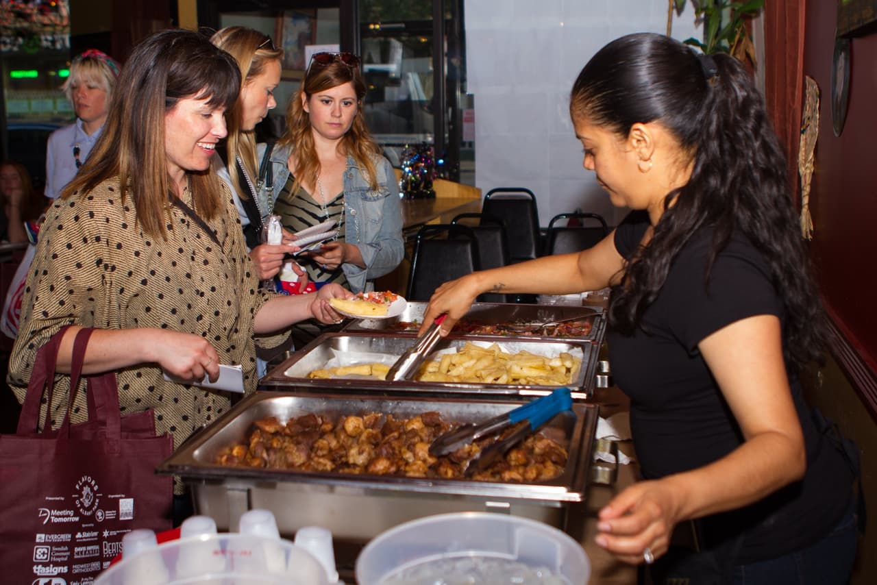 Los comensales prueban una variedad de comida, de una gran variedad de cocinas, incluyendo mexicana, libanesa, china, chilena, e italiana.