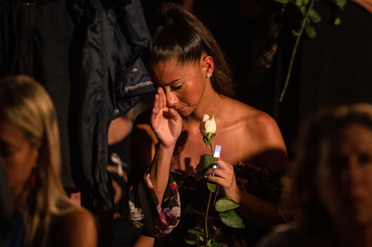 Amigos y vecinos de los ocupantes del edificio participaron llevaron flores blancas y vivieron momentos de dolor mientras una persona quemaba incienso y hacía sonar un gong.
