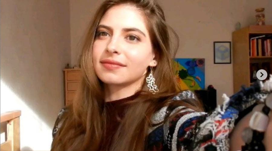 "Una mamá fue a decir 'la niña no viene a la escuela, ¿por qué la dejan estudiar?'". Así, Daniela Aedo se quedó sin la oportunidad de asistir con los demás niños de su edad al preescolar y comenzó a tomar clases particulares. 
<br>