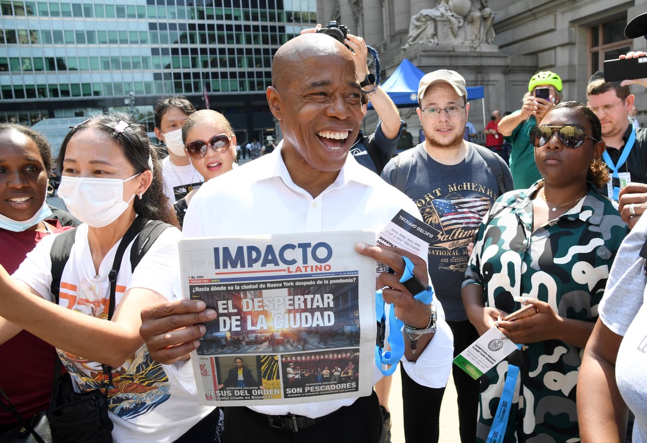 “Y nunca olvidaré que mi gloria no es mi historia. Solo pude tener una placa como policía 
<b>porque mi mamá usó un trapo y un trapeador para crear un futuro mejor para mí”</b>. 
<br>