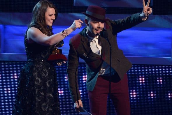El dueto mexicano Jesse y Joy se llevó el premio a Grabación del Año en 2012 gracias a su tema 'Corre'.
