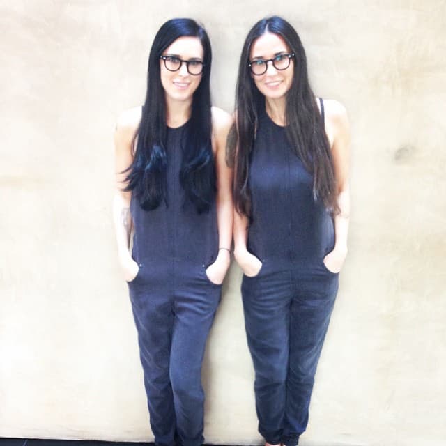 Estas viendo bien. Demi Moore y su hija Rumer lucen idénticas, a pesar de que la actriz tiene 52 años y su hija 26.