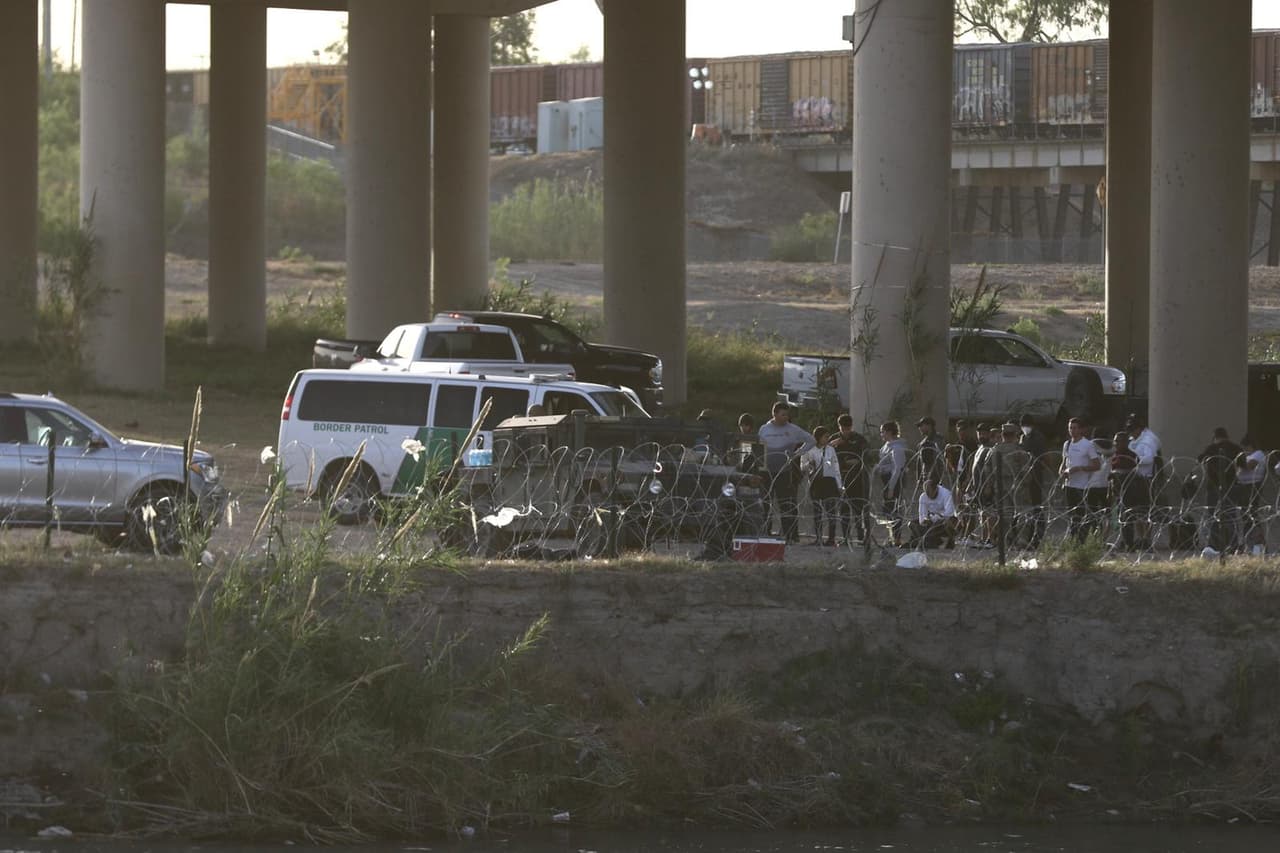 Abbott comentó que el
<a href="https://www.univision.com/local/dallas-kuvn/migrantes-autobus-washington-greg-abbott-titulo-42" target="_blank">transporte de migrantes en los autobúses sería de forma voluntaria</a>.