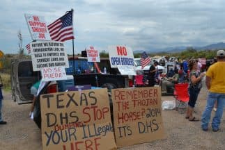 Habitantes de Arizona protestan contra la llegada de menores inmigrantes