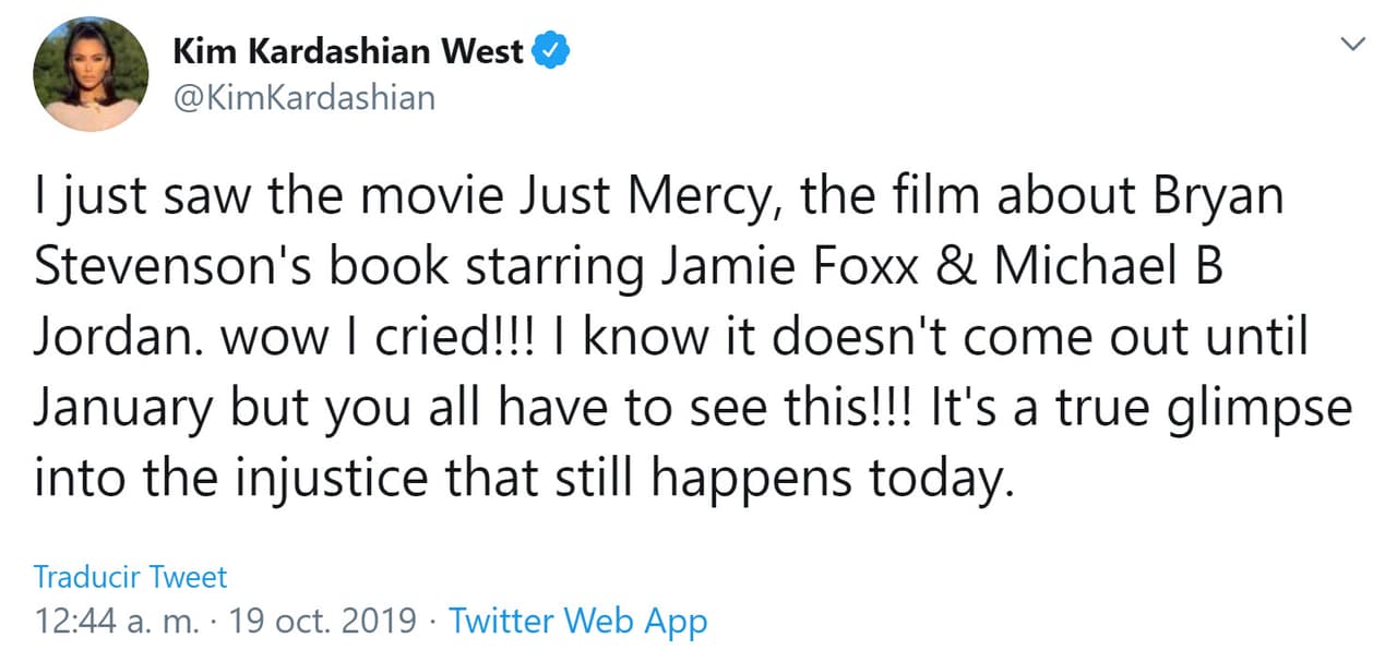 "Acabo de ver la película 
<b>'Just mercy'</b>, la película sobre el libro de Bryan Stevenson protagonizada por Jamie Foxx y Michael B Jordan. 
<b>¡Wow lloré!</b>", escribió Kim en su cuenta de Twitter.