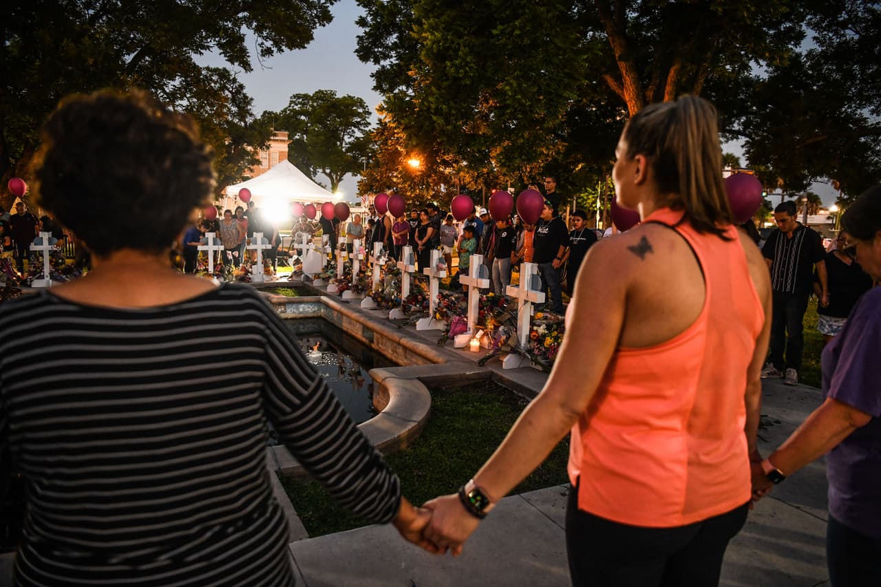 La comunidad de Uvalde creó un altar en el Town Square, donde se honra la memoria de los 
<a href="https://www.univision.com/local/san-antonio-kwex/nombres-fotos-victimas-tiroteo-escuela-primaria-robb-uvalde-texas" target="_blank">19 niños y 2 adultos murieron en el tiroteo masivo. </a>