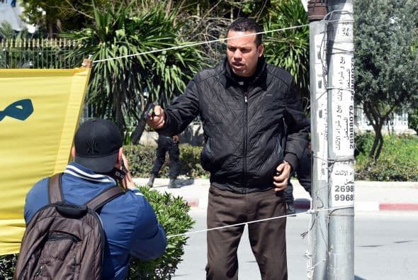 Según testigos, los asaltantes salieron de una mezquita ubicada entre el edificio del Parlamento tunecino y el Museo del Bardo y dispararon contra un autobús de turistas.