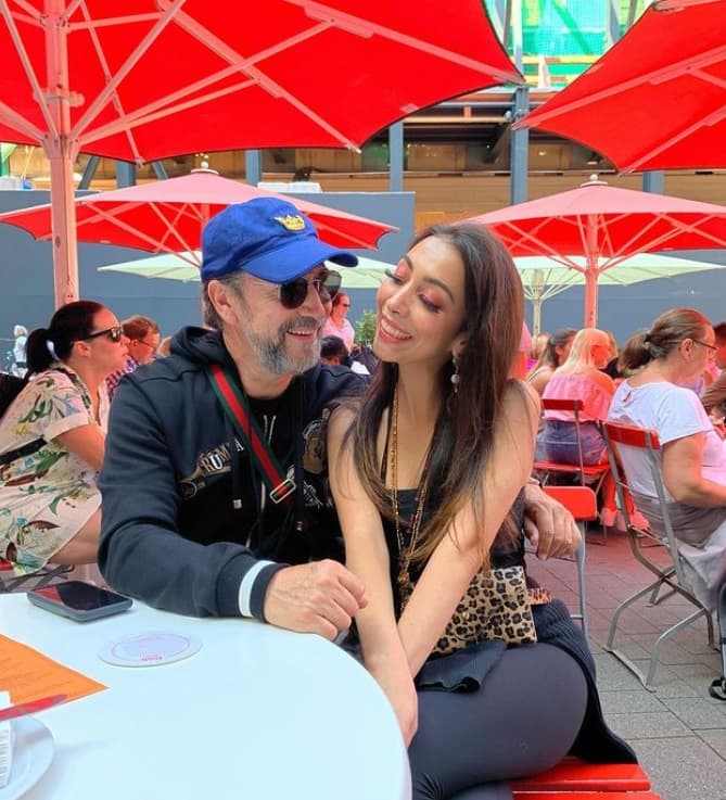 La joven externó este detalle sobre el "miedo" que tienen sus conocidos al estar frente a frente con el artista cuando la visitan en casa.