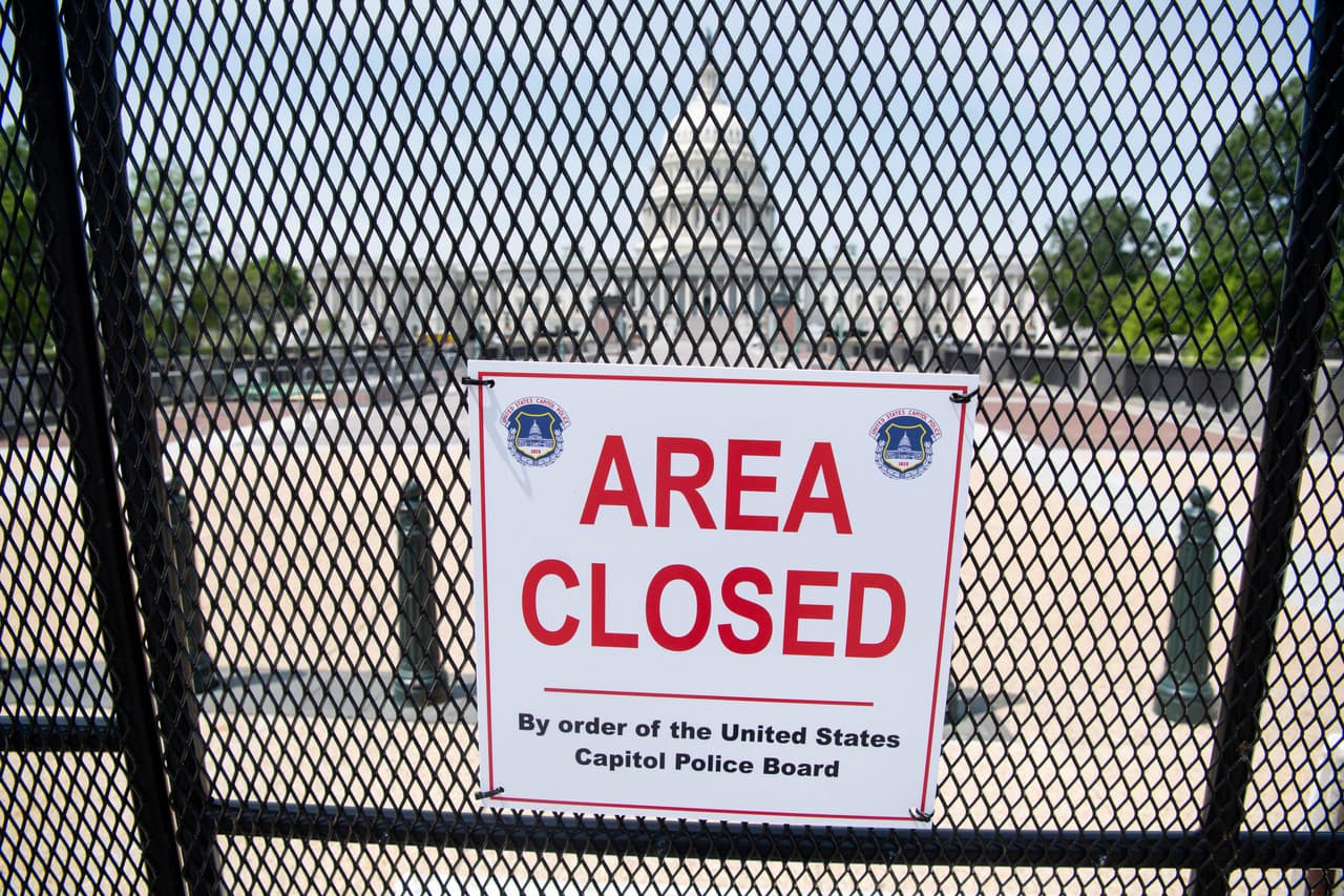 Una valla de seguridad en los alrededores del Capitolio este miércoles 28 de abril, horas antes del primer discurso del presidente Joe Biden frente al Congreso. Este año, el evento ha sido designado como "Evento Nacional Especial de Seguridad" y el
<a href="https://www.independentespanol.com/tag/servicio-secreto" target="_blank">Servicio Secreto</a> supervisará los preparativos, conjuntamente con la Policía del Capitolio.
<br>