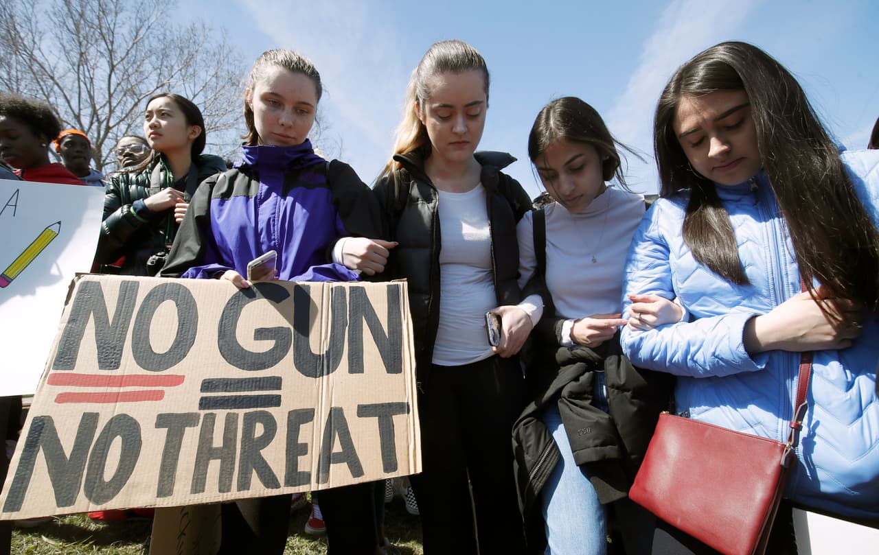 La juventud de Chicago rechaza la violencia en una jornada que recuerda con tristeza a los caídos en la masacre de Columbine.