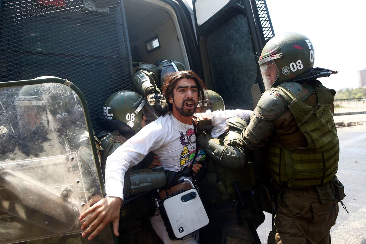 <b>Hasta la mañana del domingo se habían producido 700 arrestos</b>, de acuerdo con el ministro de interior de Chile, Andrés Chadwick. De ellos al menos 200 de personas que desafiaron el toque de queda vigente desde la noche del sábado.