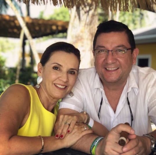 En este día tan especial que su padre festeja su cumpleaños, la presentadora aprovechó para subir una fotografía en Instagram y dedicarle unas palabras llenas de amor.