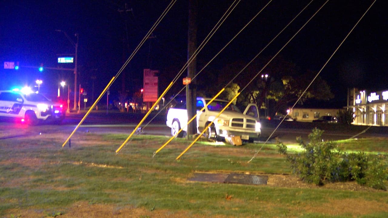 La conductora aceleró para evitar la detención, pero entre las calles Main y Cypress, la pasajera saltó de la camioneta en movimiento.