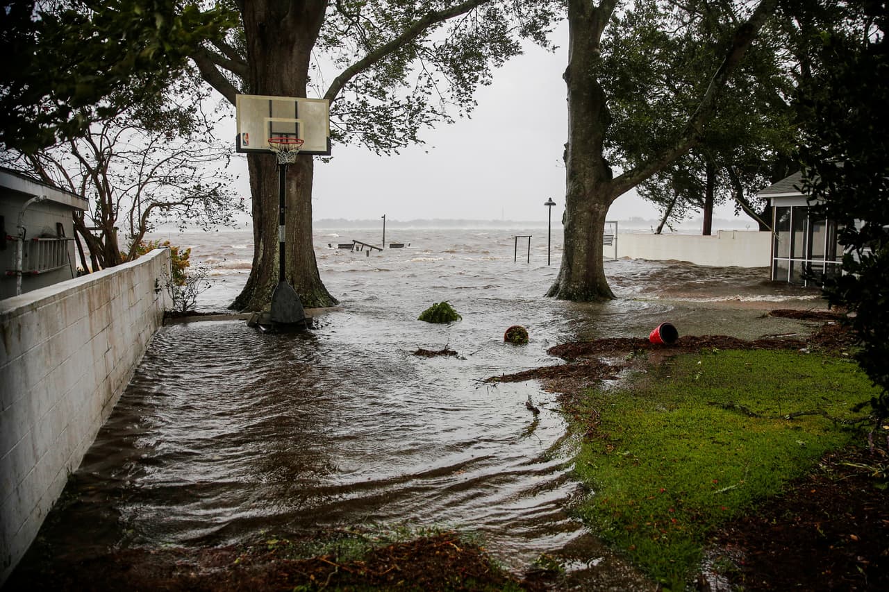 Inundación en New Bern por el desbordamiento del río Neuse, previo a la llegada del huracán Florence a Carolina del Norte.