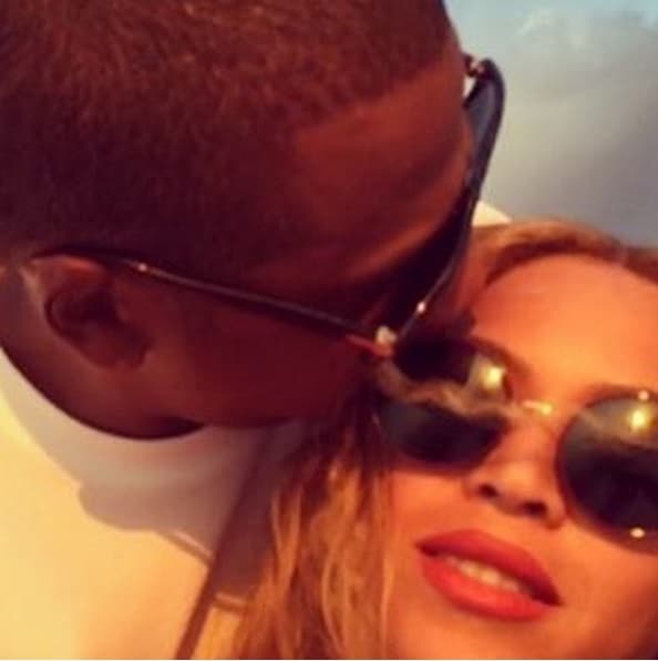 A los vecinos que Beyoncé y Jay-Z tienen en Inglaterra no les hace tanta gracia cuando la pareja va de vacaciones, pues los cantantes llegan en helicóptero y el ruido que hacen no es tan agradable.