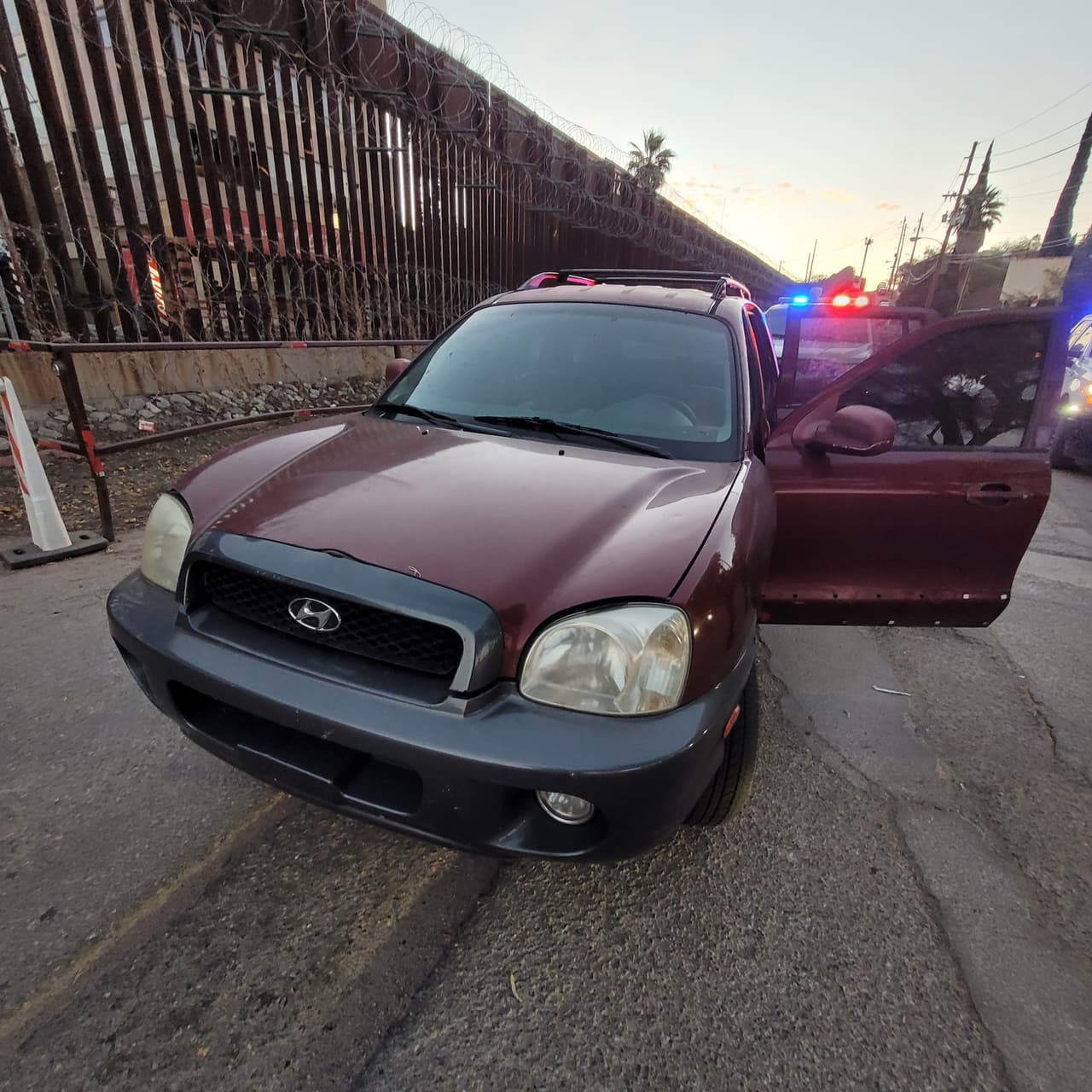 Después de que la tecnología fronteriza detectara a dos personas cruzando ilegalmente la frontera en Nogales, Arizona, un el lunes un agente respondió al área y vio una camioneta que se detuvo abruptamente. E conductor fue detenido cuando intentaba huir. Dos migrantes dentro de la camioneta también fueron arrestados.