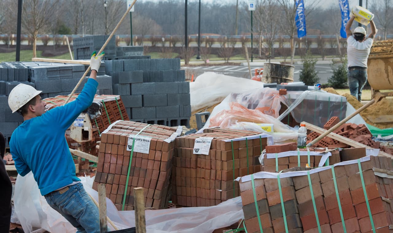 <b>Albañil de cemento y acabado de concreto</b>: La capacitación en el trabajo es esencial para los albañiles de cemento y los acabados de concreto. La experiencia adquirida prepara a los albañiles para proyectos comerciales y residenciales como las aceras, caminos, bordillos e incluso edificios. El salario puede llegar 
<b>hasta 46,000 dólares al año </b>y no se requiere tener educación universitaria.
