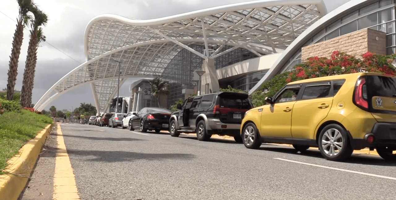 Continúan las largas filas por desempleo por coronavirus en el Centro de Convenciones