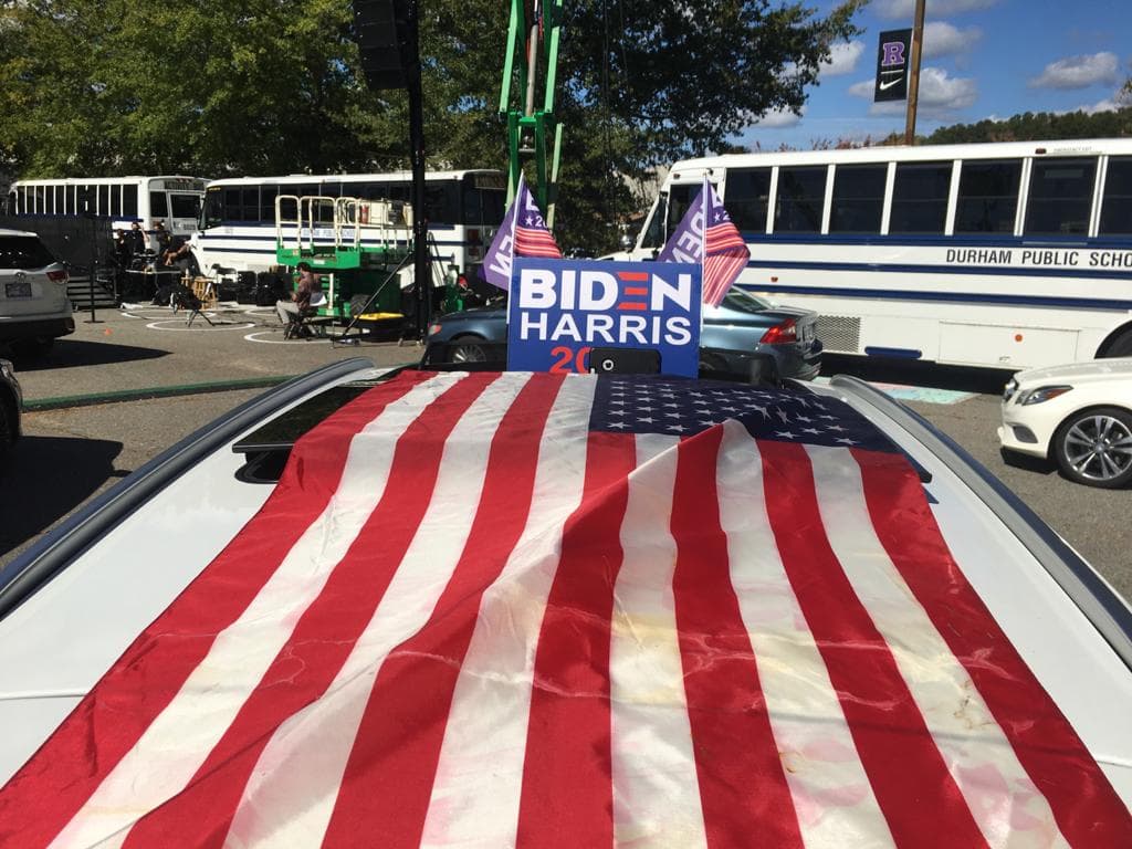 Banderas estadounidenses, globos y pancartas fueron vistas en el evento en Durham.