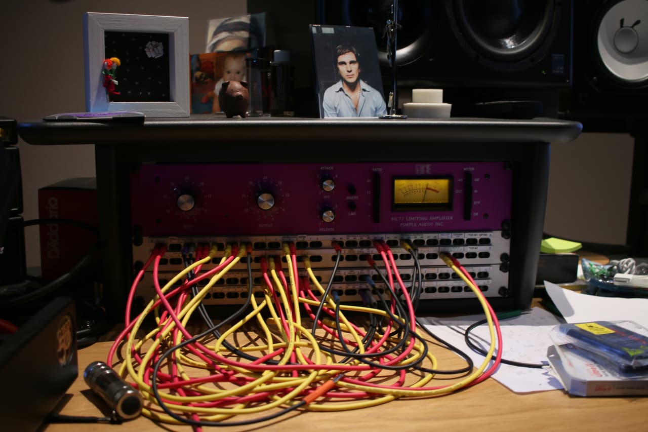 Como en cualquier oficina de trabajo: Cables, fotografías y papeles.