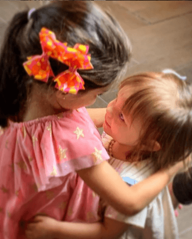 La complicidad y amor incondicional entre ellas ha quedado capturada en distintas ocasiones, tal como ocurrió en esta fotografía donde la vocalista de 'Sentidos Opuestos' expresó: "Lo más hermoso de reunir a la familia es verlas a ellas. La forma en que se miran, su conexión tan profunda, pura e inocente. Amor verdadero en su más bella expresión."