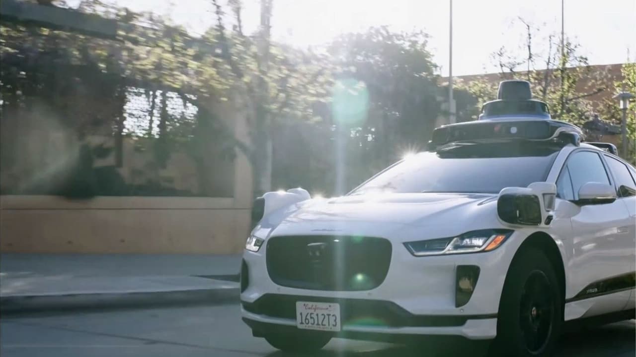 Autos autónomos ganan terreno en Los Ángeles: Conductores de aplicación denuncian reducción en sus ingresos