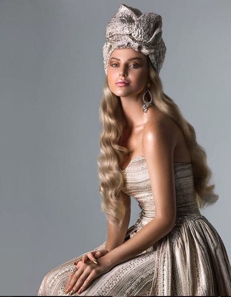 Además de destacarse como candidata en certámenes de belleza, Anderson tiene experiencia como modelo editorial y de pasarelas.