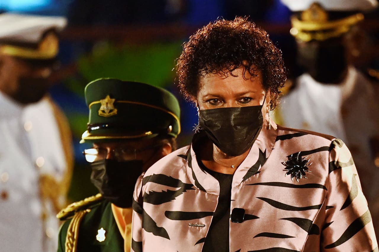 Sandra Mason, 
<a href="https://www.univision.com/noticias/mundo/barbados-republica-isabel-ii"><u>la primera presidenta de Barbados</u></a>, prestó juramento antes del amanecer del martes. "Ya no deberíamos encontrarnos holgazaneando en las instalaciones coloniales", dijo Mason, de 72 años, abogada, juez y diplomática. 
<br>
<br>Tendrá la responsabilidad, junto a la primera ministra Mia Mottley, de gobernar una isla de más de 300,000 habitantes que depende del turismo y las finanzas.
<br>