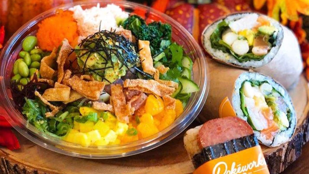 Según la referencia de Yelp, en Pokeworks podrás armar tu bowl con diferentes ingredientes y agregarle atún, salmón o pollo. Aseguran que sus platos más populares son: Hawaiian Classic, Spicy Ahi y Shiso Salmón.