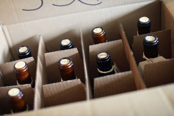 Un buen vino. Con el tiempo, los vinos saben mejor y también se vuelven más costosos. Si compras un vino recién embotellado y lo almacenas a la temperatura adecuada, estás haciendo una magnífica inversión.