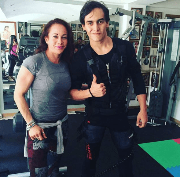 José Julián Figueroa heredó de Maribel Guardia su gusto por mantenerse en forma con rutinas de ejercicio. Además la entrenadora del hijo de Joan Sebastian es la misma que tiene su famosa madre.