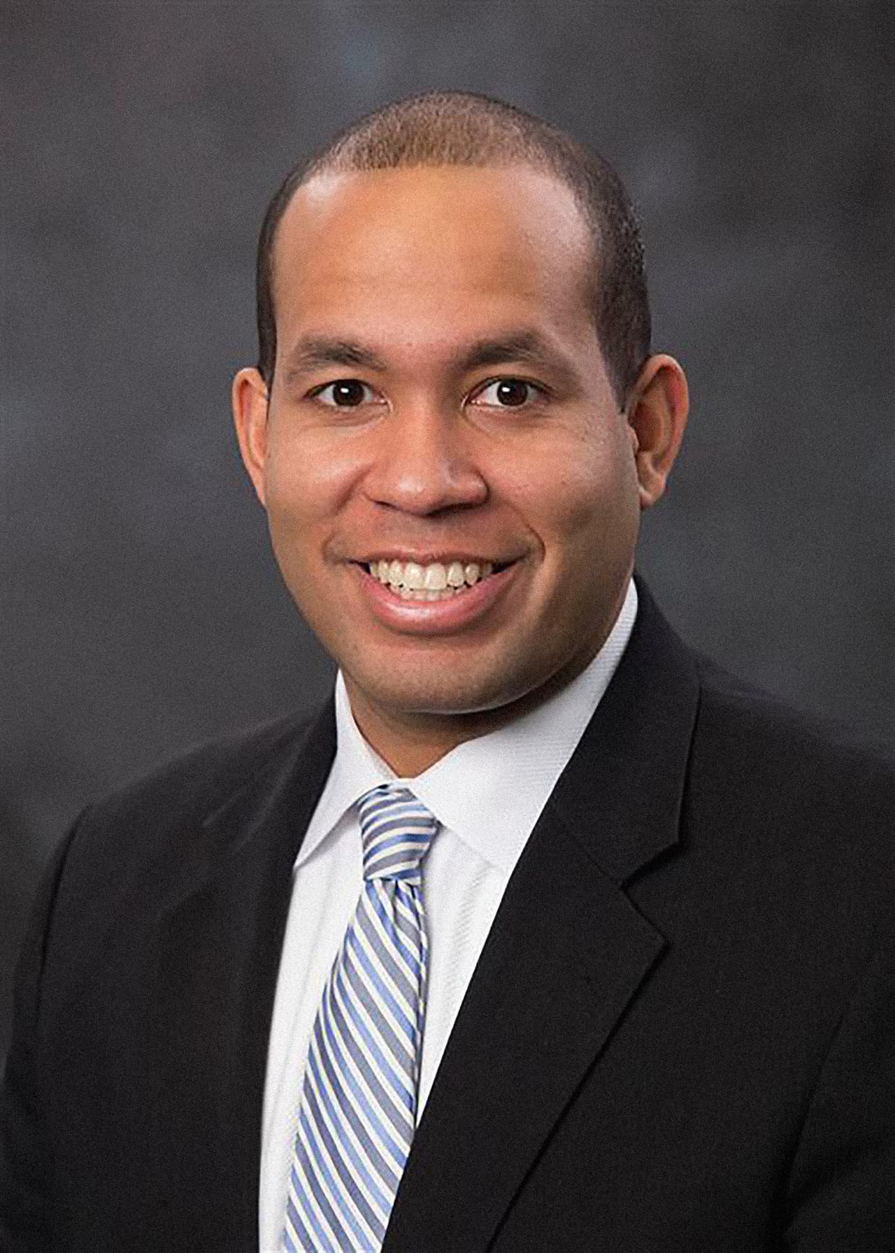 Jason Estévez ganó un puesto en el consejo escolar de Atlanta, Georgia.