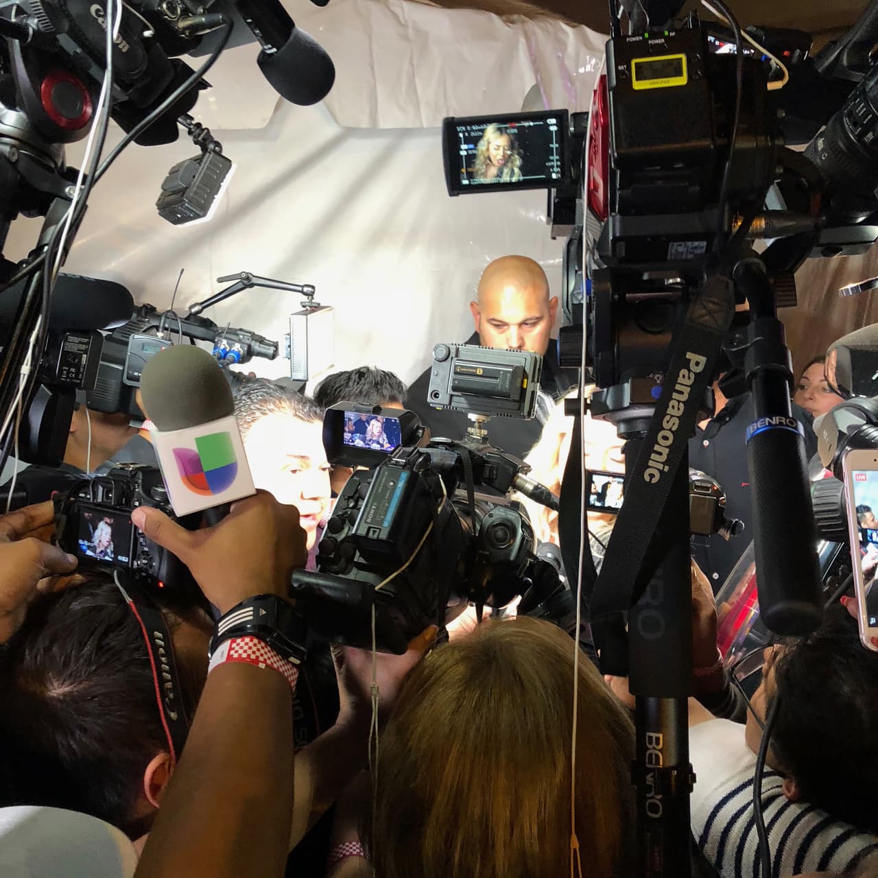 A su salida, el caos no se hizo esperar y la hija mayor de
<b>Jenni Rivera</b> le ofreció a la prensa unos minutos para contestar sus preguntas.