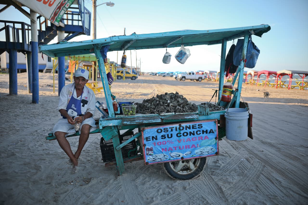 El gobierno federal reconoció recientemente que algunas aduanas están en manos del narco y uno de los lugarres donde ese control de facto se siente es donde termina el río Bravo. En la fotografía un vendedor de ostras del lado mexicano de la playa.